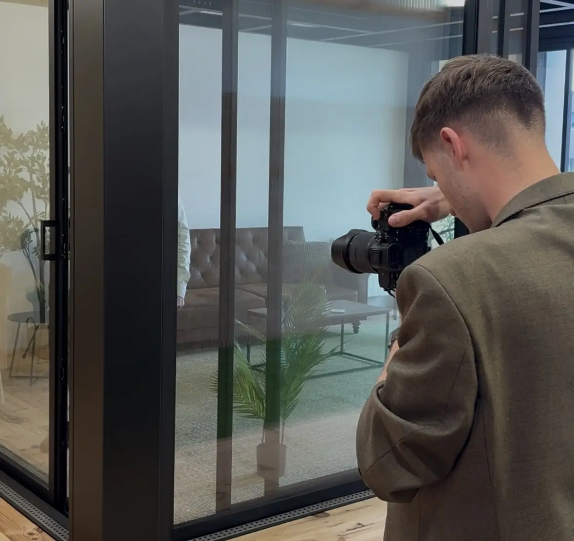 Agence impact Maxime photographe en plein shooting