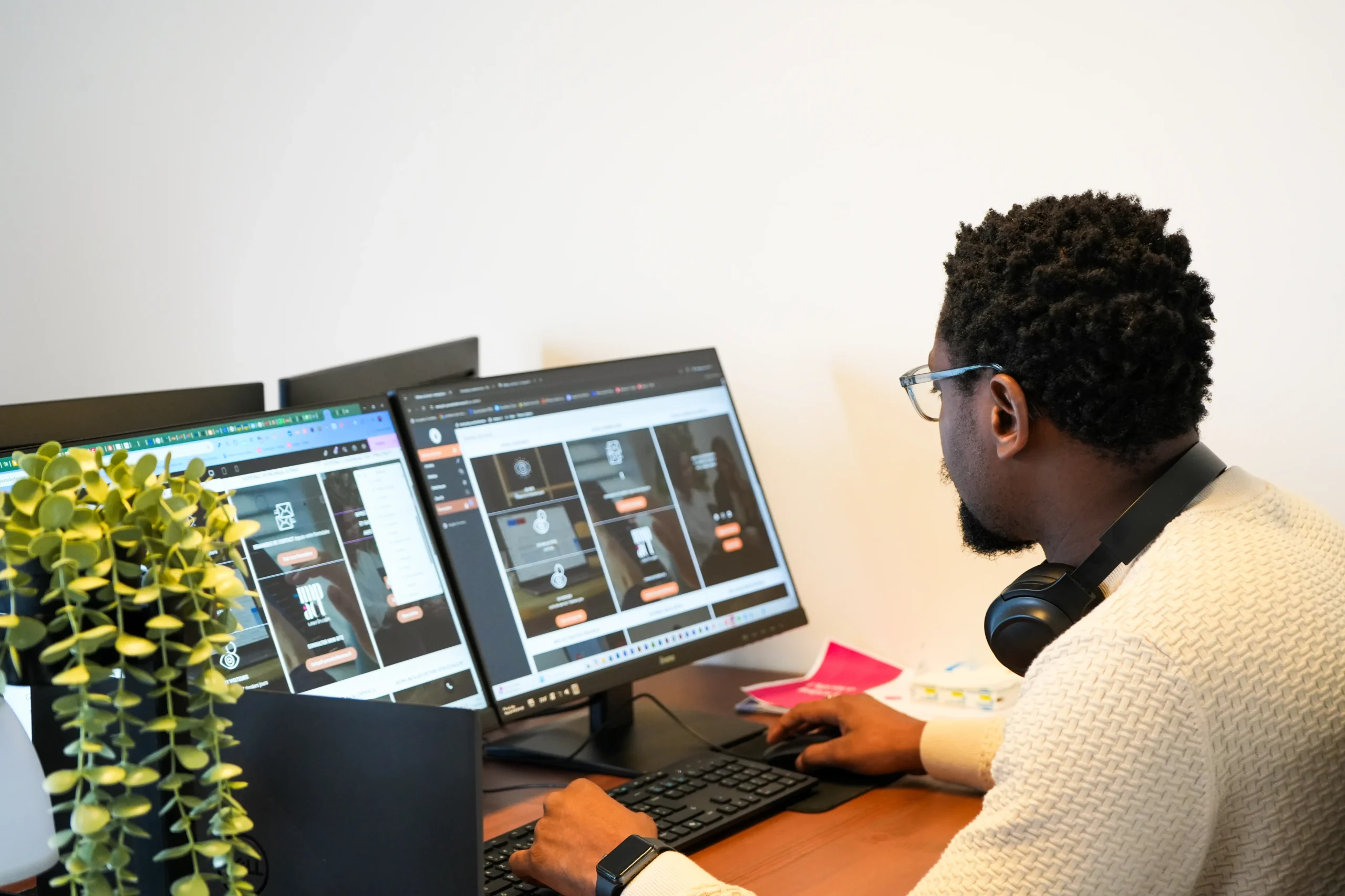 L'agence impact employé travaillant sur son ordinateur