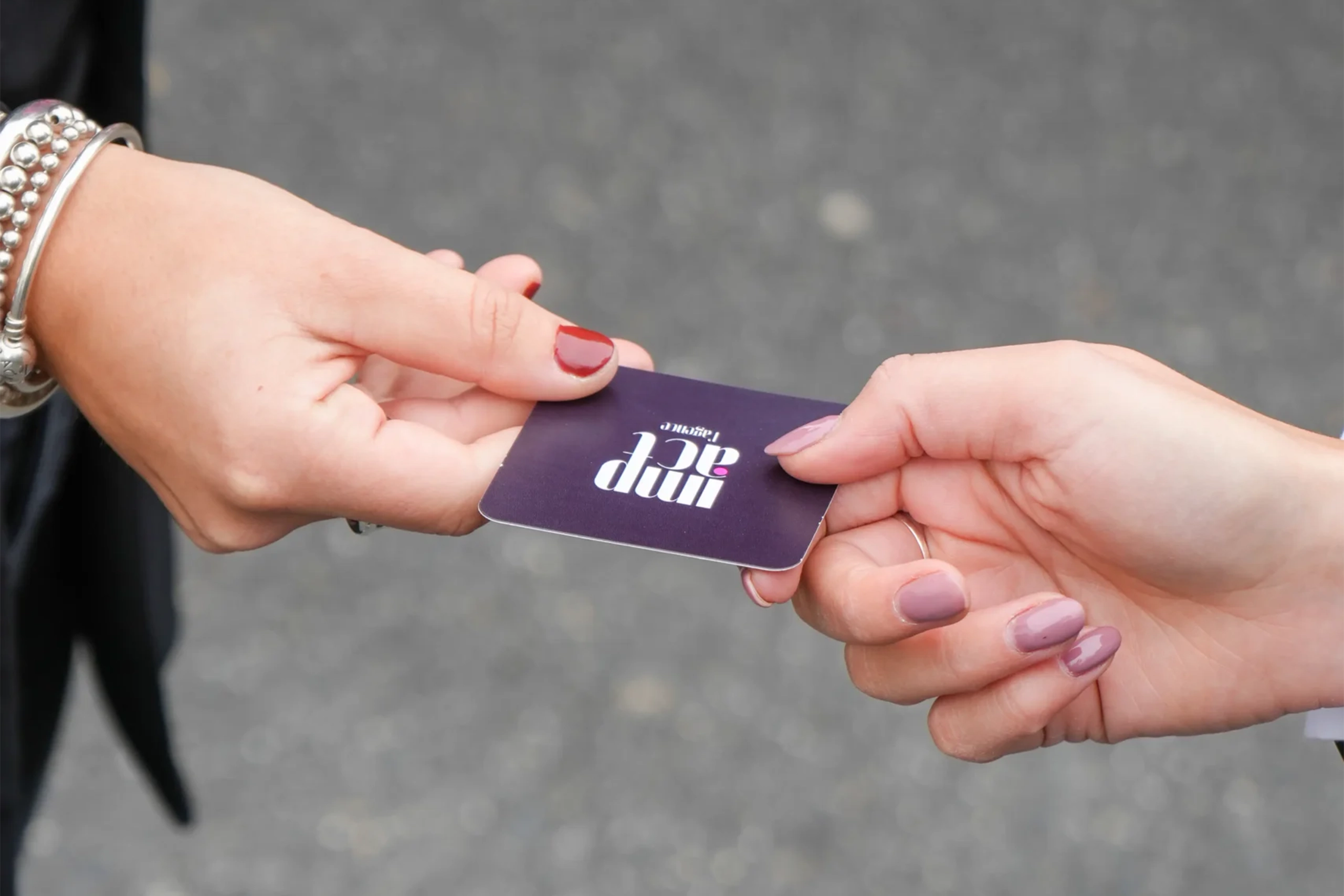 L'agence impact passation de carte de visite